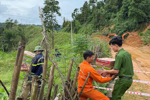 Công an Thanh Hóa cõng lương thực, thực phẩm cứu hộ nhân dân bị cô lập do bão số 5