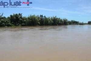 Quảng Ngãi: Bão số 4 cuốn sập cầu, hàng trăm hộ dân nguy hiểm khi qua sông