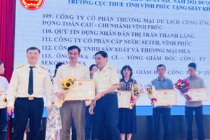 Công ty Cổ phần Thương mại Du lịch cung ứng lao động Toàn Cầu nhận Giấy khen của Cục Thuế tỉnh Vĩnh Phúc