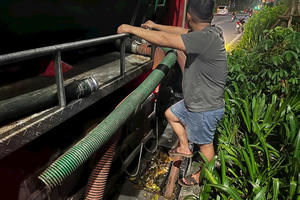 Bắt giữ nhóm đối tượng xả trộm 50 m3 chất thải bể phốt xuống sông Tô Lịch