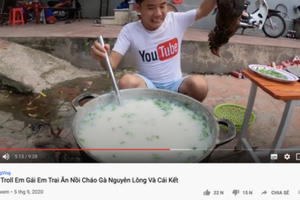 Con trai bà Tân Vlog nấu cháo gà nguyên lông gây chỉ trích