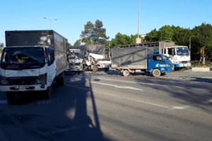 Bình Dương: Tai nạn liên hoàn giữa 3 ô tô, 6 người bị thương