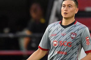 Văn Lâm mắc sai lầm sơ đẳng, Muangthong United rơi điểm đáng tiếc