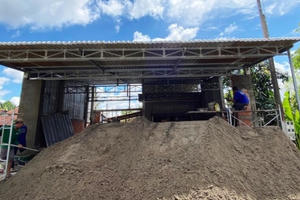 Ăn chực nằm chờ để được... mua cát ở miền Tây