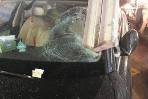 “Thần chết” đồ sập xuống đường, xế hộp Audi bị vạ lây