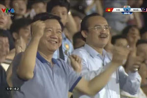 Bí thư Đinh La Thăng phấn khích với tuyệt phẩm của Công Phượng Bí thư Đinh La Thăng phấn khích với tuyệt phẩm của Công Phượng