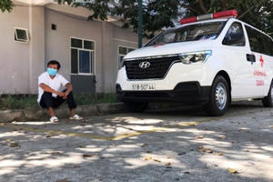 Ông Đoàn Ngọc Hải ngồi chờ tại Bệnh viện Ung Bướu Đà Nẵng để chở bệnh nhân nghèo về quê