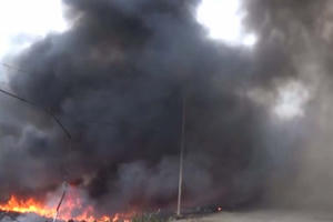 Cháy lớn ở bãi tập kết phế liệu khiến hơn 500 học sinh phải nghỉ học