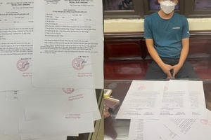 Hai thanh niên người Bắc Giang "găm" 18 giấy đi đường khống để thông chốt