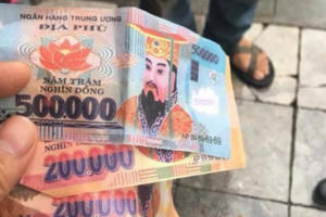 Khách Tây tố tài xế xích lô ở Hà Nội trả lại... tiền âm phủ