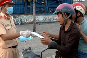 Công an thị xã Phú Mỹ phát khẩu trang miễn phí cho người dân