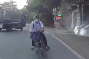 Clip: Nam học sinh đi xe đạp điện tránh xe tải tông thẳng vào đầu xe ô tô