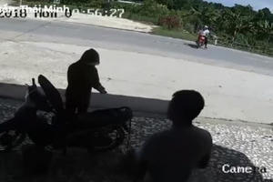 Clip: Xe máy chạy tốc độ "tử thần" tông trực diện người qua đường