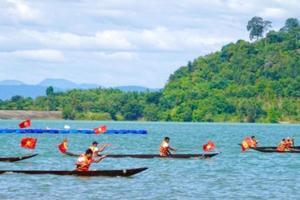 Sôi nổi lễ Hội đua thuyền độc mộc trên sông Pô Cô