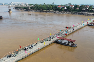 "Cắt" khẩn cấp, tạm dừng hoạt động cầu phao Phong Châu