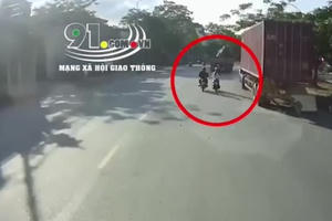 Xe đầu kéo đang đỗ bên đường "Nữ Ninja" bất cẩn tông vào