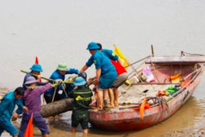 Quảng Ninh: Bàng hoàng phát hiện quả bom nặng hàng trăm kg bên bờ sông