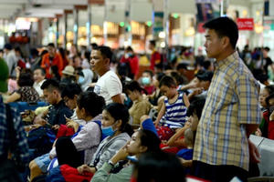 "Biển người" vạ vật ở bến xe tìm đường về quê nghỉ lễ