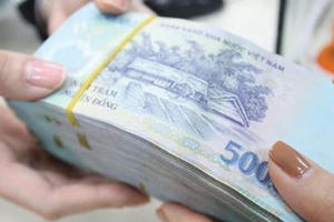 Cho vay tiền với lãi suất "cắt cổ", hai vợ chồng bị bắt giữ khẩn cấp