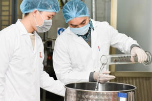 Hàng chục giảng viên trắng đêm pha nước sát khuẩn phát miễn phí cho sinh viên