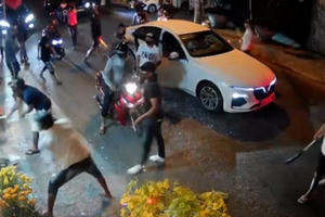 Khởi tố nhóm đối tượng dùng súng và dao tự chế để giải quyết mâu thuẫn