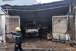 Cháy xưởng trong hẻm sâu, nhiều tài sản bị thiêu rụi ở TP HCM