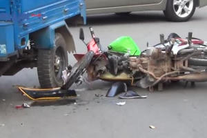 Bình Dương: Xe máy biến dạng sau va chạm với xe ba gác