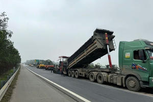 VEC thông tin về việc thảm mặt đường cao tốc Nội Bài - Lào Cai khi trời mưa