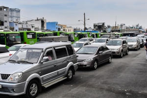 Đến từ sáng sớm, xếp hàng nửa ngày để đăng kiểm ôtô ở TP.HCM