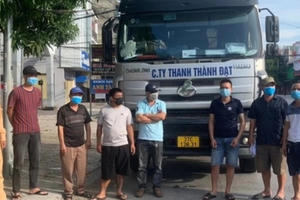 Xe đầu kéo chở 6 người "thông chốt" để ra khỏi thành phố