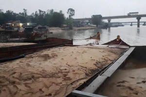 Mật phục bắt quả tang 5 tàu hút cát trái phép trong đêm