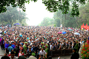 "Biển người" bất chấp mưa lạnh đổ về Đền Hùng trước ngày Giỗ Tổ