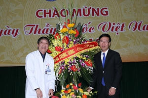 Trưởng ban Tuyên giáo TƯ tới thăm Bệnh viện K nhân ngày Thầy Thuốc VN