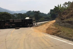 Xe tải bất ngờ lật trên đèo Lò Xo Xe tải bất ngờ lật trên đèo Lò Xo