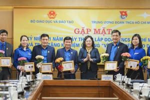 Trao tặng kỷ niệm chương “Vì sự nghiệp giáo dục” cho 10 cán bộ Đoàn Trao tặng kỷ niệm chương “Vì sự nghiệp giáo dục” cho 10 cán bộ Đoàn