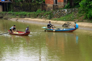 Đuổi theo quả bóng, bé trai 8 tuổi mất tích bí ẩn