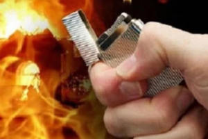 Nghi ngờ vợ ngoại tình, người đàn ông đổ xăng lên đầu tình địch châm lửa đốt giữa quán bia