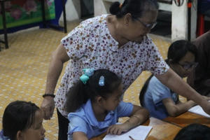 Lớp học đặc biệt của “ngoại Thủy”: Dạy chữ, dạy làm người
