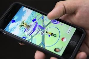 Mải chơi Pokemon Go, tài xế đâm chết người qua đường
