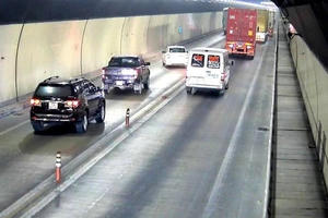 Bất chấp nguy hiểm, nhiều xe ô tô vượt ẩu trong hầm Hải Vân