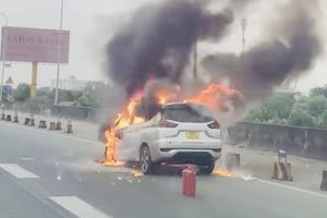 Đang lưu thông trên cao tốc, ô tô bất ngờ bốc cháy dữ dội