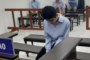 Cứa cổ tài xế taxi ở Hà Nội rồi đạp xe đi lên Hòa Bình trốn