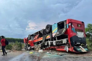 Xe khách giường nằm ở Bình Thuận mất lái, lật ngửa trên Quốc lộ 55