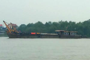 Chưa trục vớt được sà lan nghìn tấn chìm trên sông Cấm
