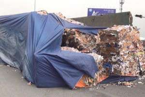 TP HCM: Xe đầu kéo lật, hàng tấn phế liệu đổ tràn xuống đường