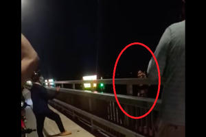 Video: Nhiều người gào thét khi chứng kiến cô gái nhảy cầu Nhật Tân tự vẫn