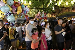 Người dân Hà Nội vui đón Tết Trung Thu trên các tuyến phố trung tâm