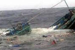 Tàu cá Nghệ An cùng 5 ngư dân bị chìm khi trên đường vào cảng