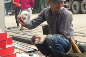 Hoa Vinh lên tiếng về bức ảnh chụp từ thời làm thợ xây: "Tôi từng đi rửa bát, phụ hồ thì đã làm sao"