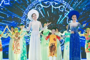 Nam Em mặc áo dài trắng tinh khôi, khoe giọng hát ngọt ngào cùng Ái Phương